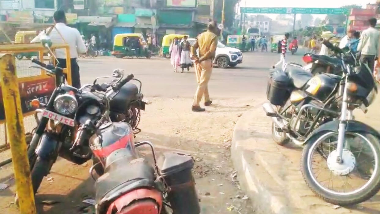Traffic personnel park vehicles in middle of intersections while others challaned for no parking