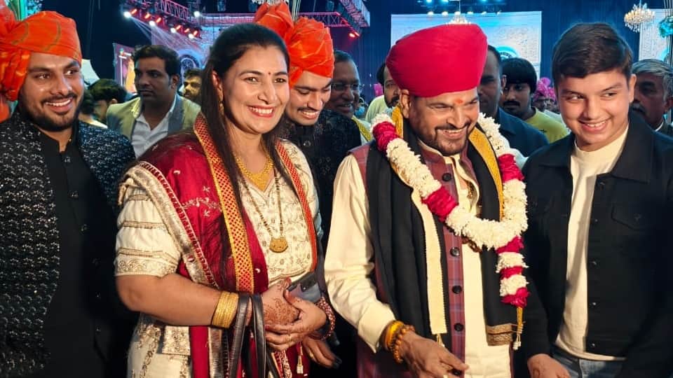 Wrestler Pooja Dhanda and businessman Abhishek Bora get married in Hisar Brijbhushan Singh offer blessing