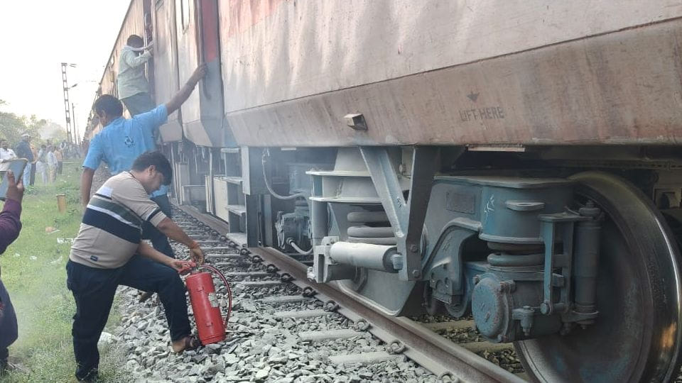 Chitrakoot: Smoke emanated from a train carriage, causing panic among passengers