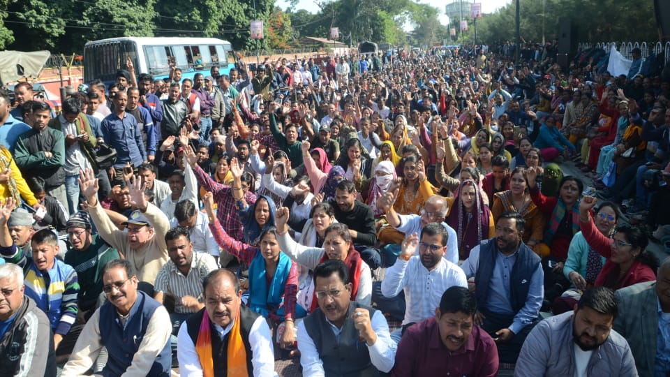 Dehradun: UPNL employees agitating for regularisation expressed their anger, Congress extended support.