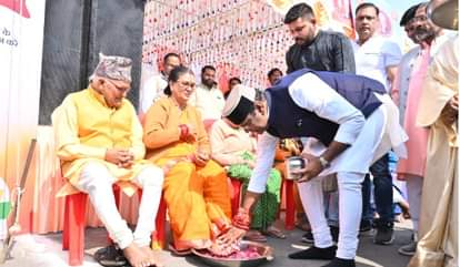 MP News: Mother-Father Devotion Day celebrated in Bhopal, Minister Sarang reached many places and washed the f