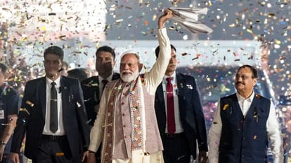 बिहार चुनाव में जीत के बाद गमछा लहराते पीएम मोदी