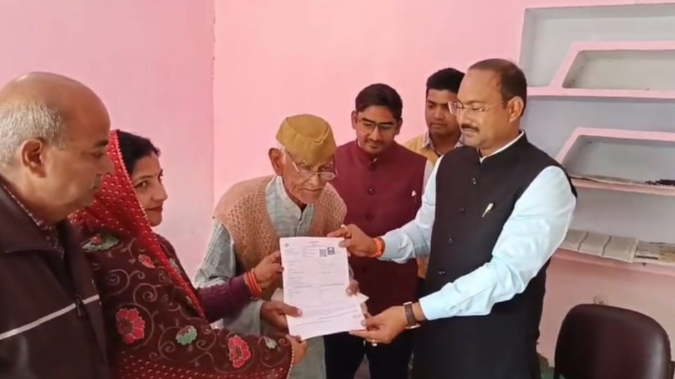 SDM Hands Over SIR Enumeration Form to 105-Year-Old Murari Singh in Najibabad