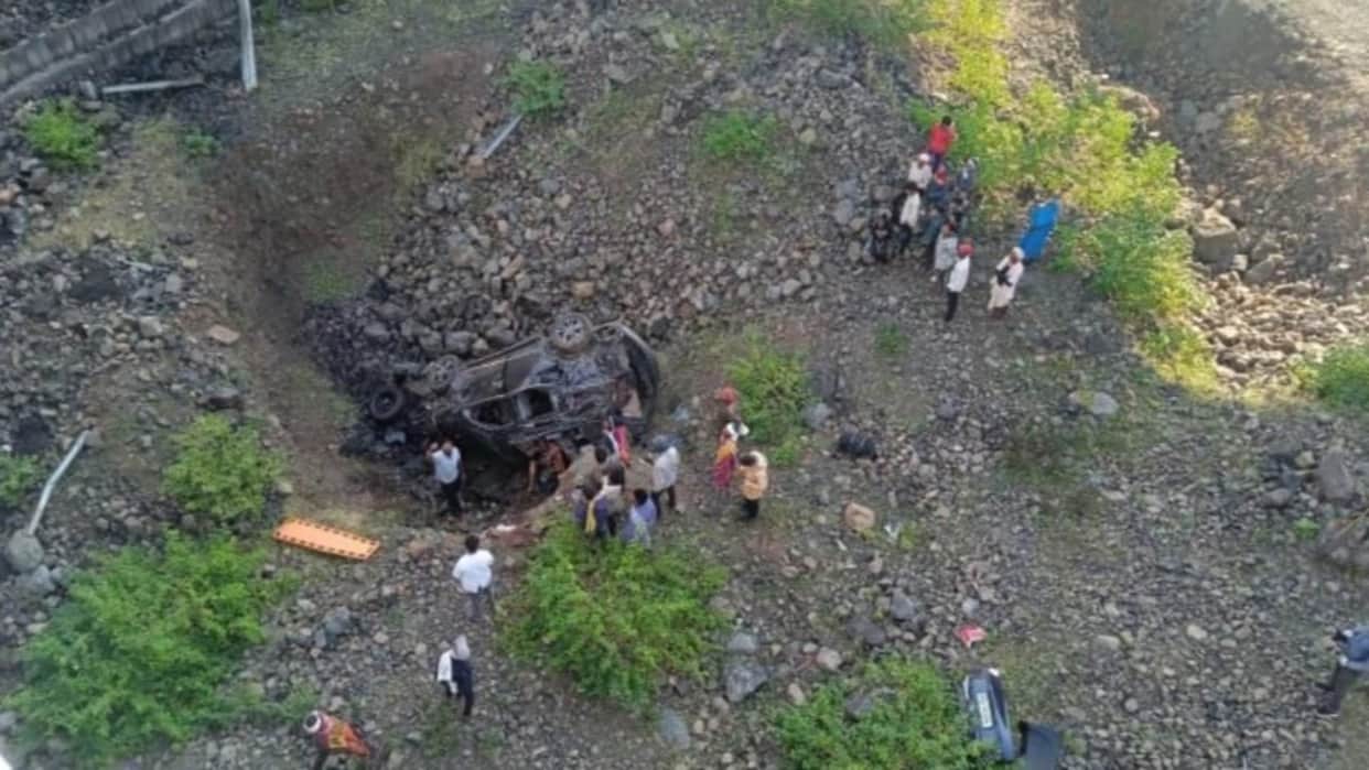 MP News: Car falls after breaking the railing of a bridge in Ratlam, five dead