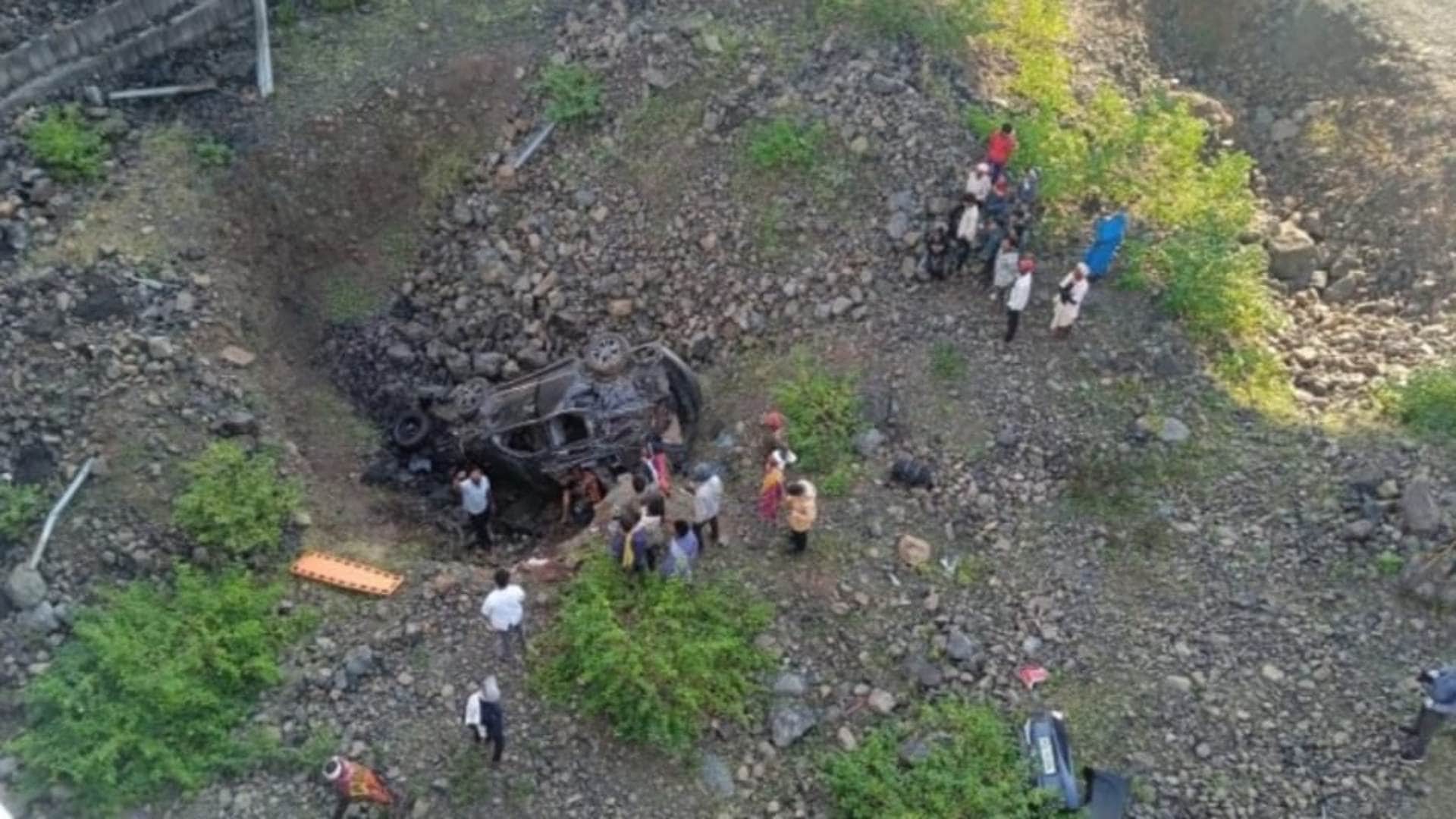 हादसे के मदद के लिए पहुंचे लोग।