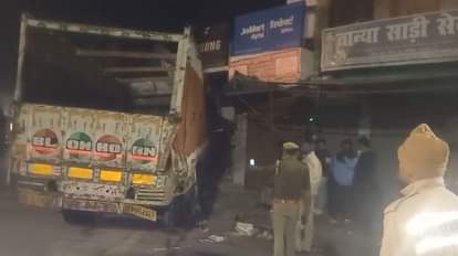 Hardoi Accident Uncontrolled truck rammed into a mobile shop goods worth lakhs were damaged