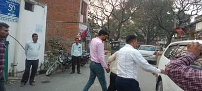 बैंक के चैनल से शाखा प्रबंधक को निकालती सीबीआई टीम