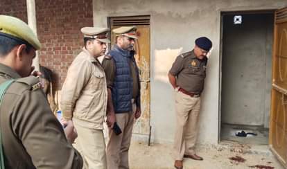 घटनास्थल पर जांच करती पुलिस