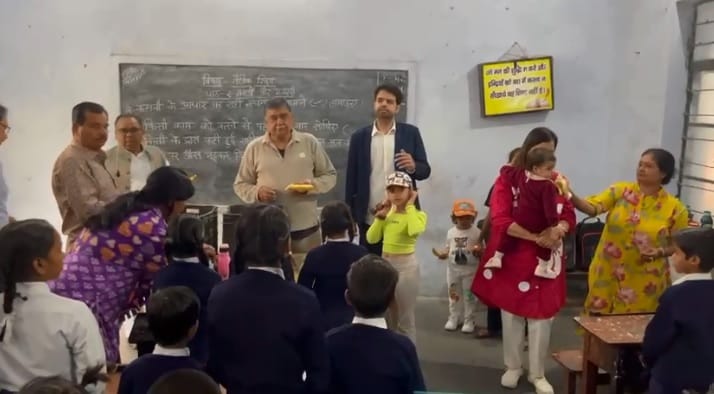 Kanpur Entrepreneurs distributed fruit and fruity treats on Childrens Day