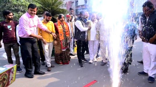 Kanpur Mayor dances to the beat of drums as NDA celebrates historic Bihar election victory