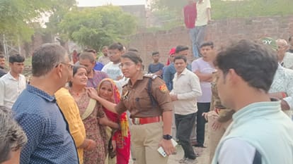woman killed herself by stabbing herself in the room after locking herself inside; her body was found drenched