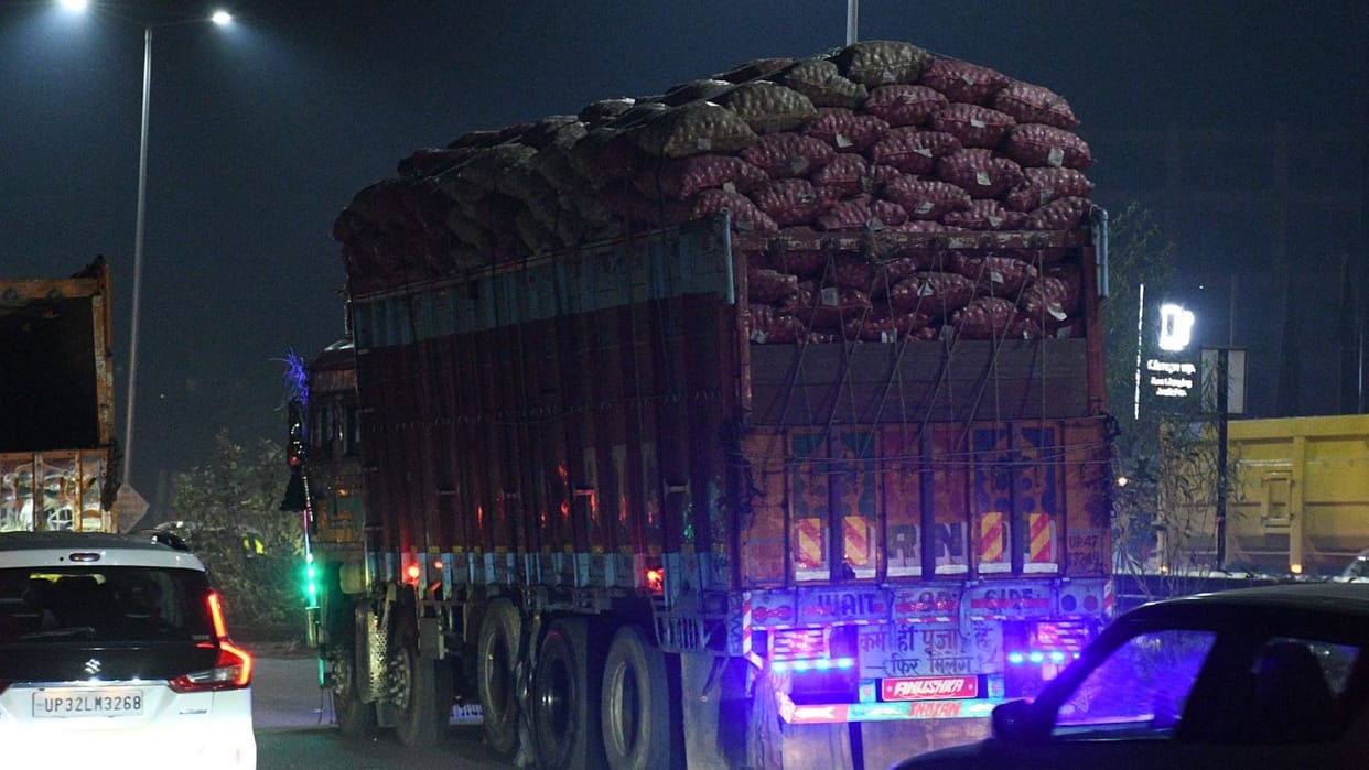 Lucknow: 45,000 overloaded vehicles passed, only 51 were caught, the brokerage game was going on on WhatsApp.