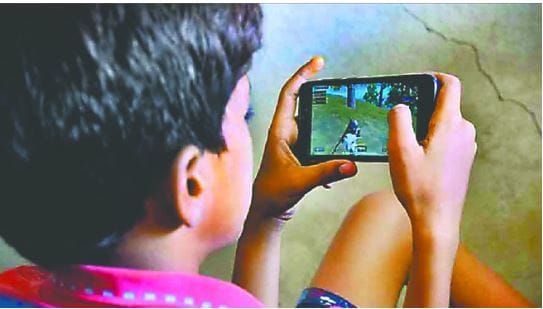 Excessive Mobile Use Damaging Spine Health, Experts Warn of Posture and Back Problems