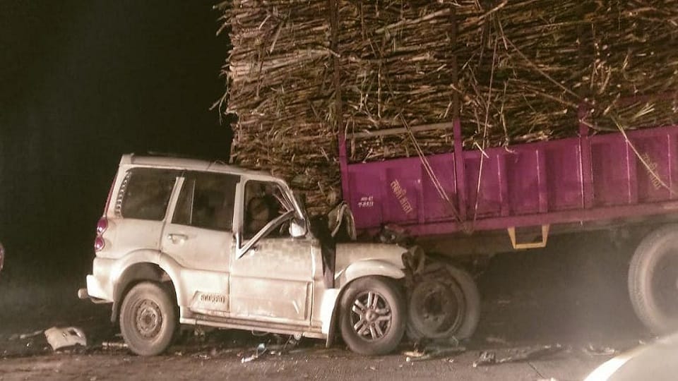 Two laborers from Korba died in Maharashtra three are in critical condition a car hit the tractor-trolley from
