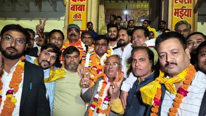 नवनिर्वाचित अध्यक्ष दिनेश बसंल और सचिव विनोद कुमार शर्मा का स्वागत करते अधिवक्ता