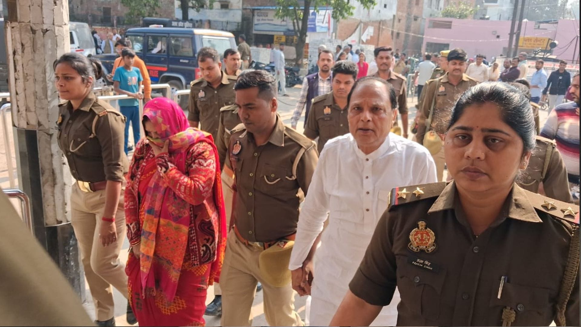 पुलिस गिरफ्त में कुंटू सिंह की पत्नी व अन्य (फाइल फोटो)।