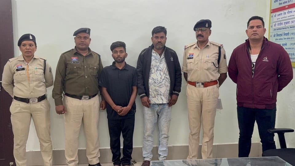पुलिस की गिरफ्त में आरोपी