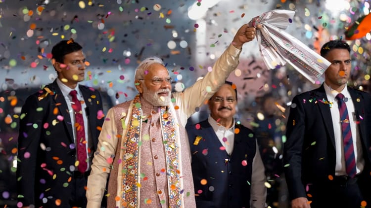 Bihar Election Results: बिहार चुनाव की जीत पर PM मोदी का अनोखा जश्न, कार्यकर्ताओं के अभिवादन में लहराया गमछा