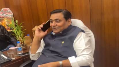 प्रमोद भाया को फोन पर जीत की बधाई देते डोटासरा