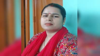 woman killed herself by stabbing herself in the room after locking herself inside; her body was found drenched