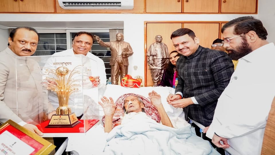 CM Fadnavis arrived in Noida to present the Maharashtra Bhushan 2024 award to renowned sculptor Ram Sutar