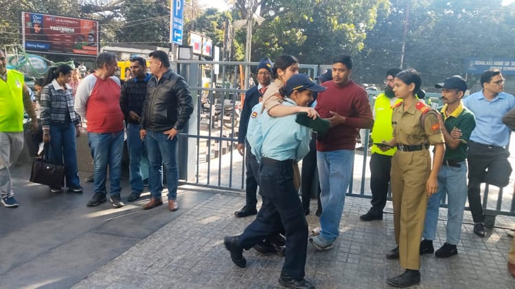 Uttarakhand: भूकंप से बचाव के लिए प्रदेशभर में शुरू हुई मॉक ड्रिल, घायल लोगों के रेस्क्यू का किया गया अभ्यास