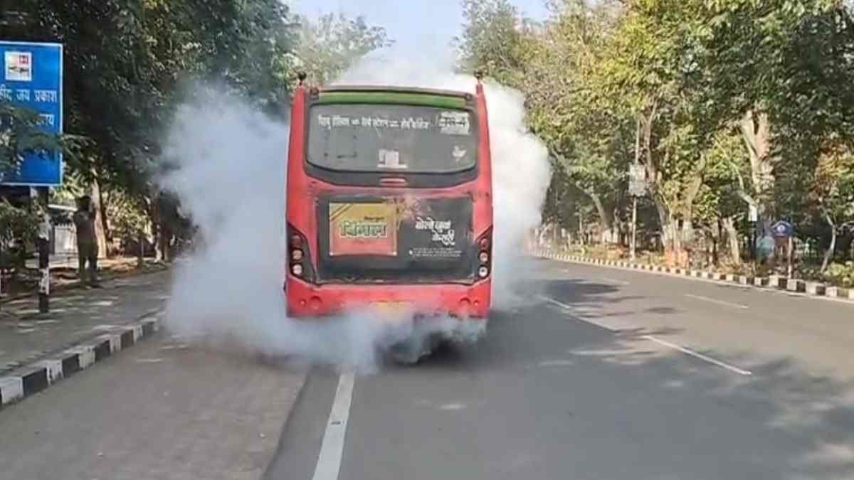 Bhopal News: Smoke billowed from a moving city bus in Bhopal, causing panic; driver-conductor jumped out and p
