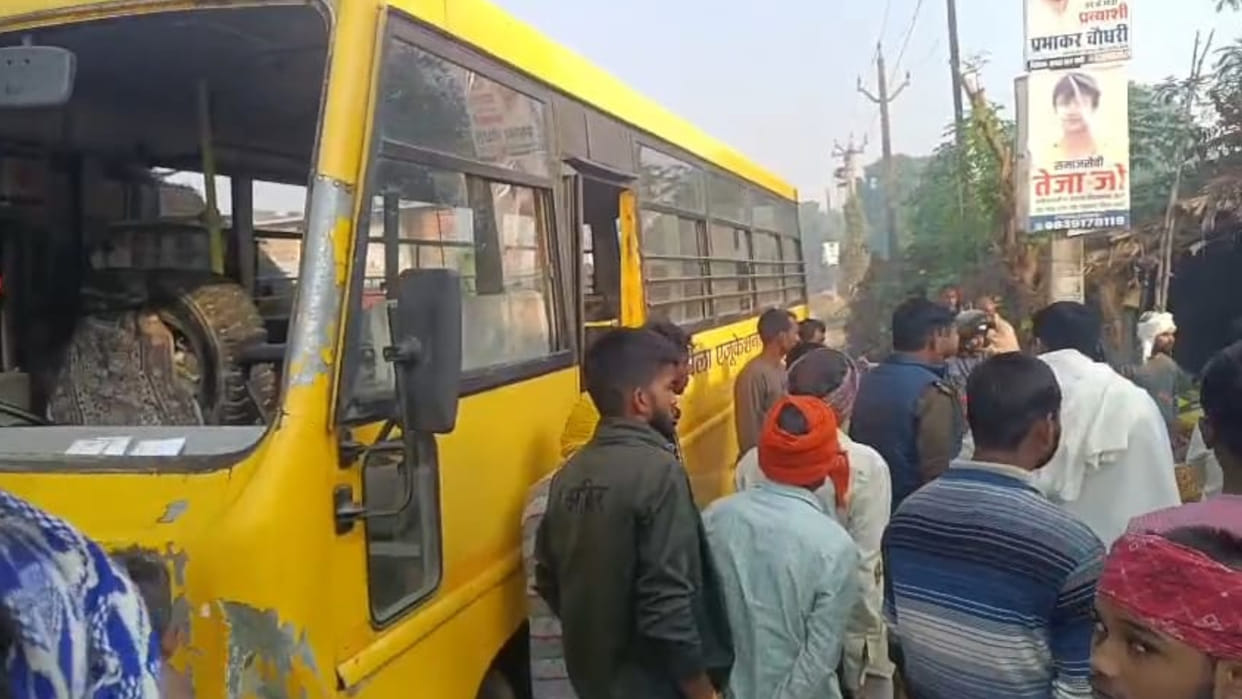 School bus full of children collides with tractor, enters house - several children injured - incident in Basti