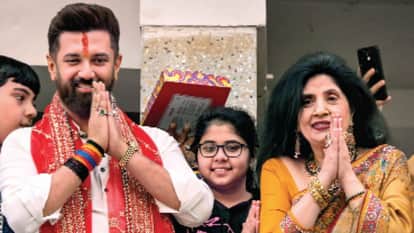 एनडीए की बंपर जीत के बाद पटना में अपनी मां के साथ चिराग।