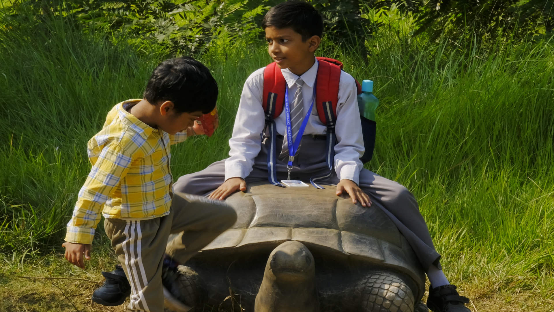 2000 children participated in a painting competition at Gorakhpur Zoo on Children's Day.