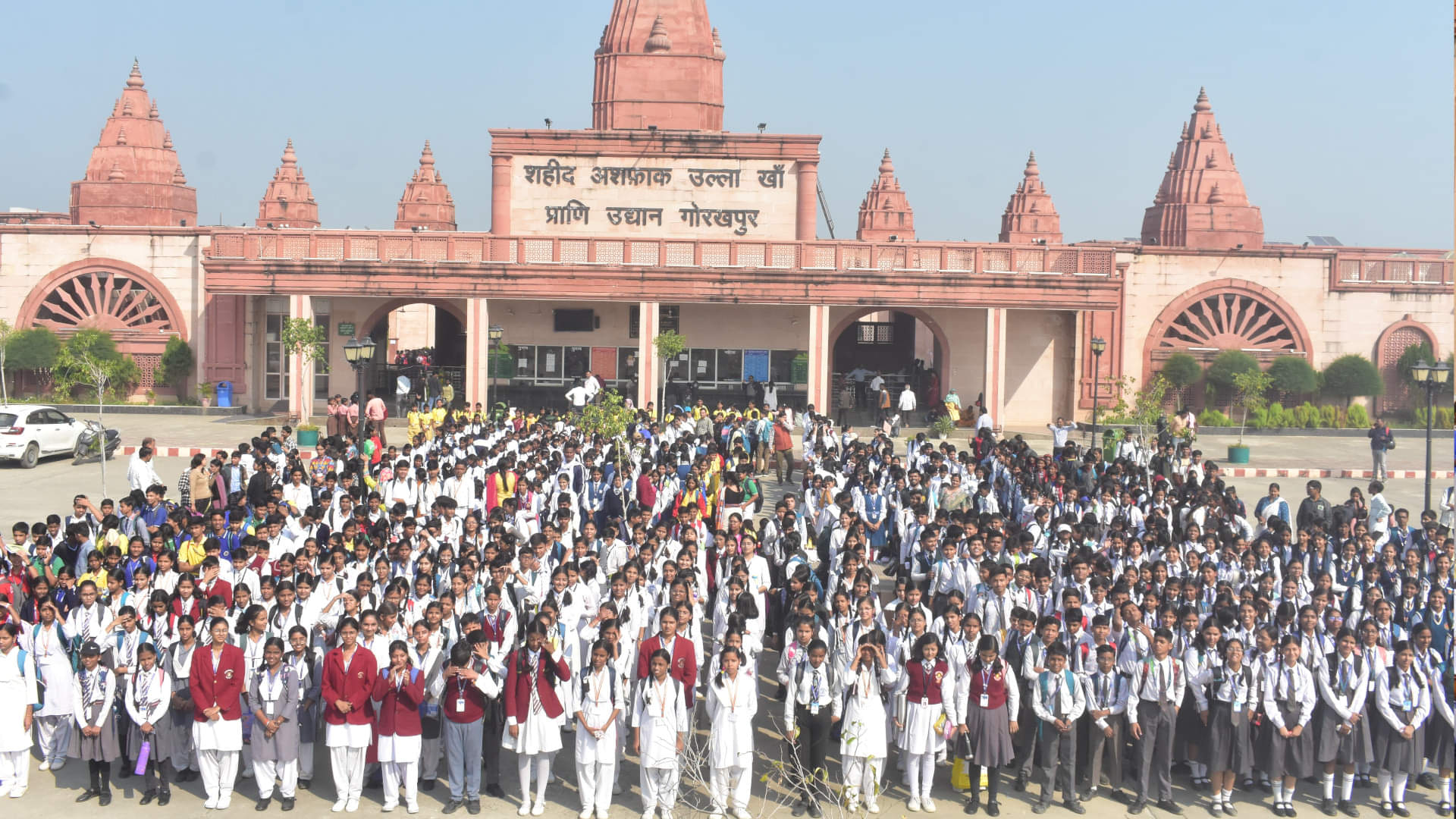 2000 children participated in a painting competition at Gorakhpur Zoo on Children's Day.
