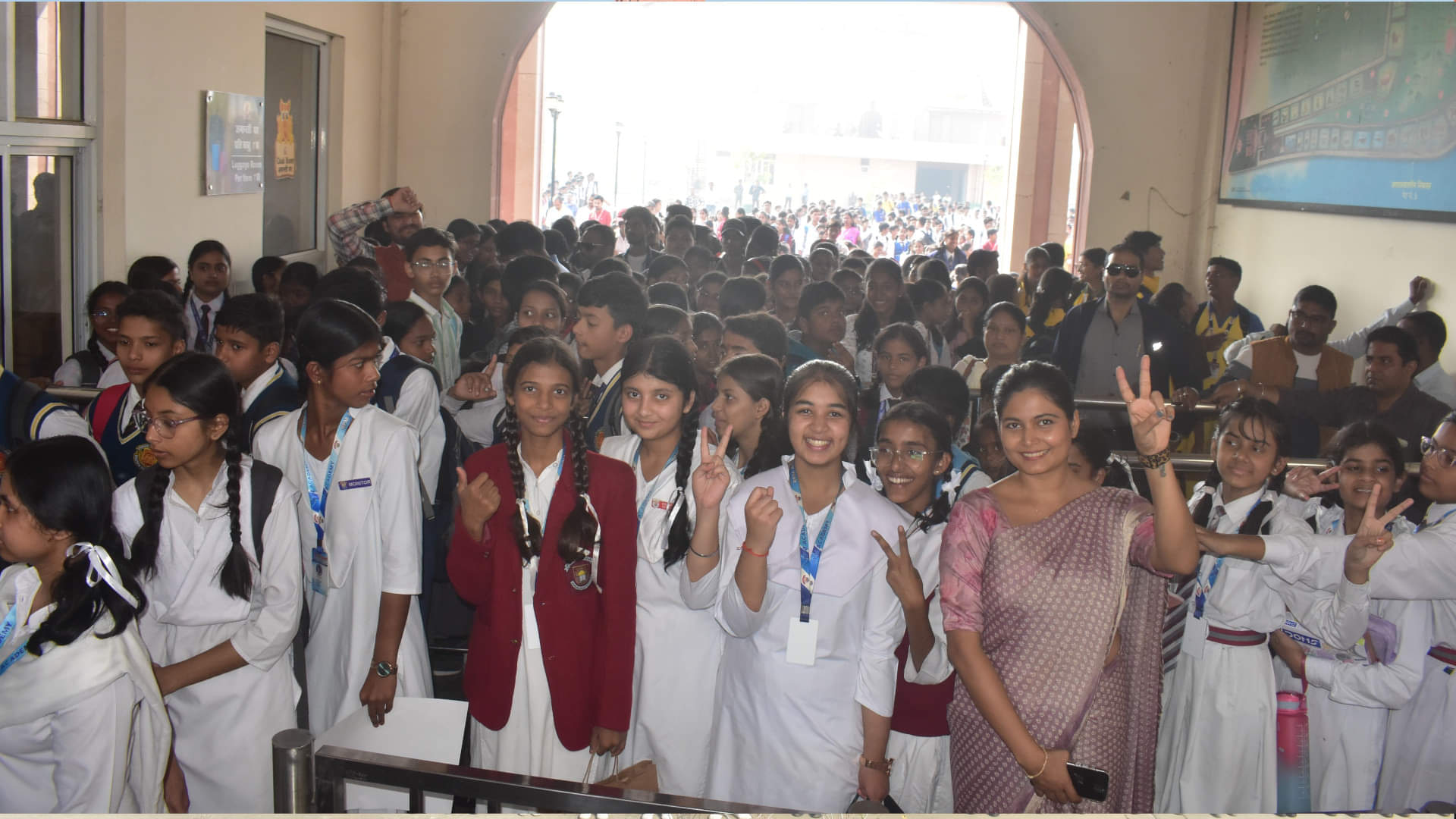 2000 children participated in a painting competition at Gorakhpur Zoo on Children's Day.
