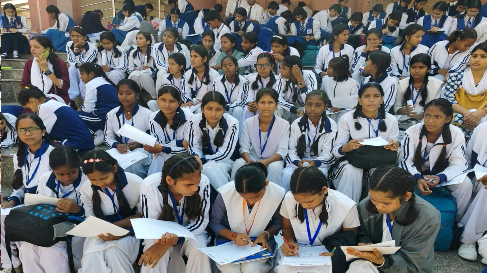 2000 children participated in a painting competition at Gorakhpur Zoo on Children's Day.