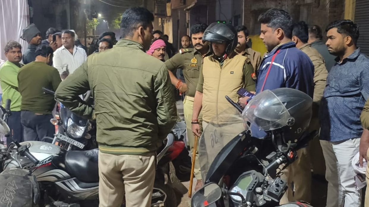 miscreants beat up PRV constables in varanasi