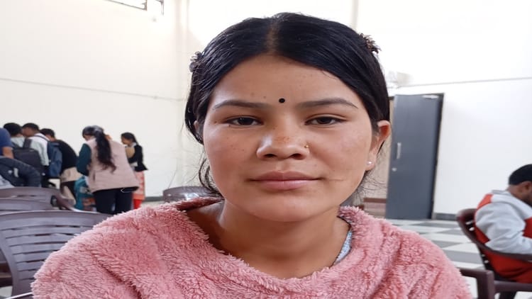 Uttarakhand News: दिव्यांग पिता और बीमार मां का सहारा बनेगी हेमंती, नियुक्ति पत्र पाकर छलके आंसू