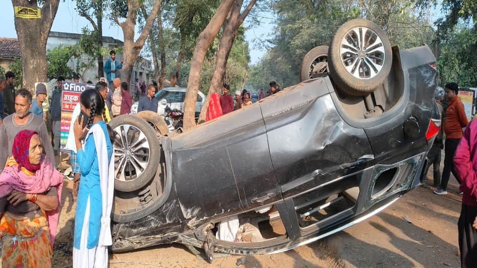 हादसे के बाद पलटी कार