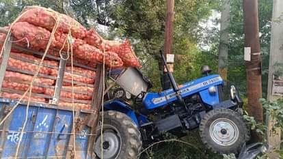 हादसे के बाद विद्युत पोल में घुसी ट्रैक्टर ट्रॉली