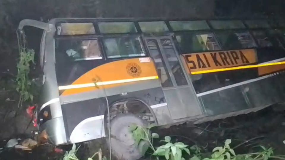 Banda: bus carrying schoolchildren overturned after a tire burst, seriously injuring five