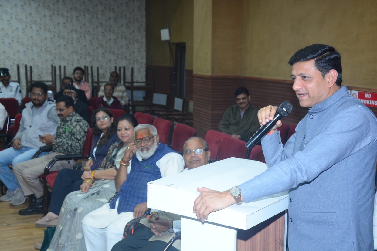 Indore: Discussion on traffic, speaker said those driving under the influence of alcohol should be charged wit