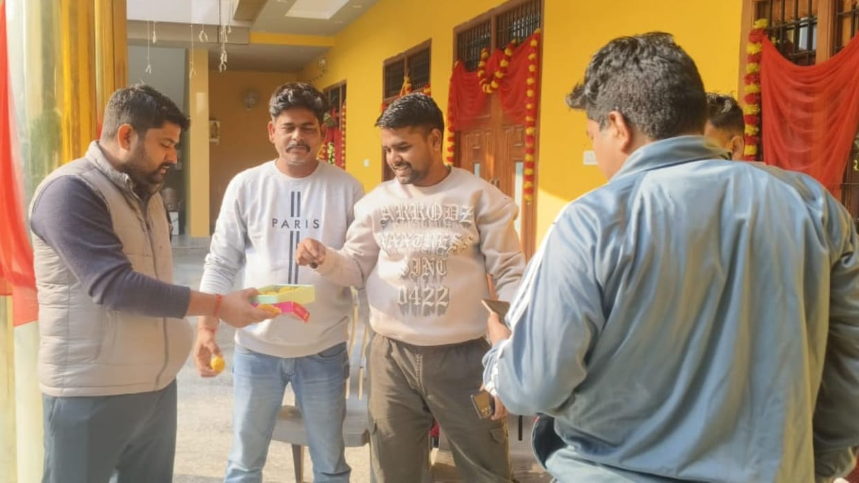 BJP Workers celebrated Bihar victory worshipped Hanumanji distributed sweets and burst firecrackers in ballia