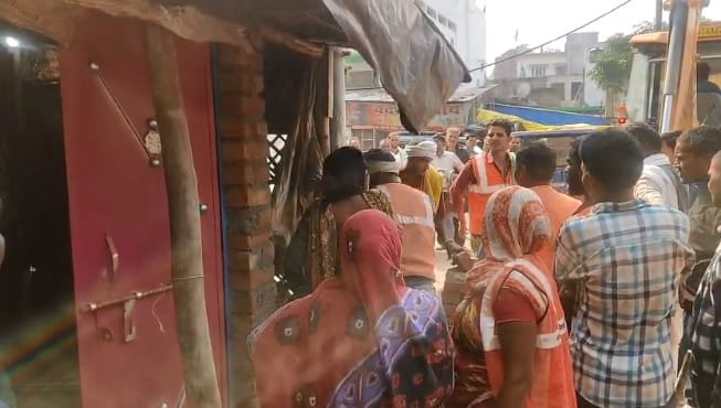 Hamirpur Permanent construction on the roadside near the Electricity Department was removed