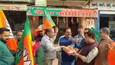 Kanpur Celebrating victory in Bihar BJP workers distributed laddus at various places
