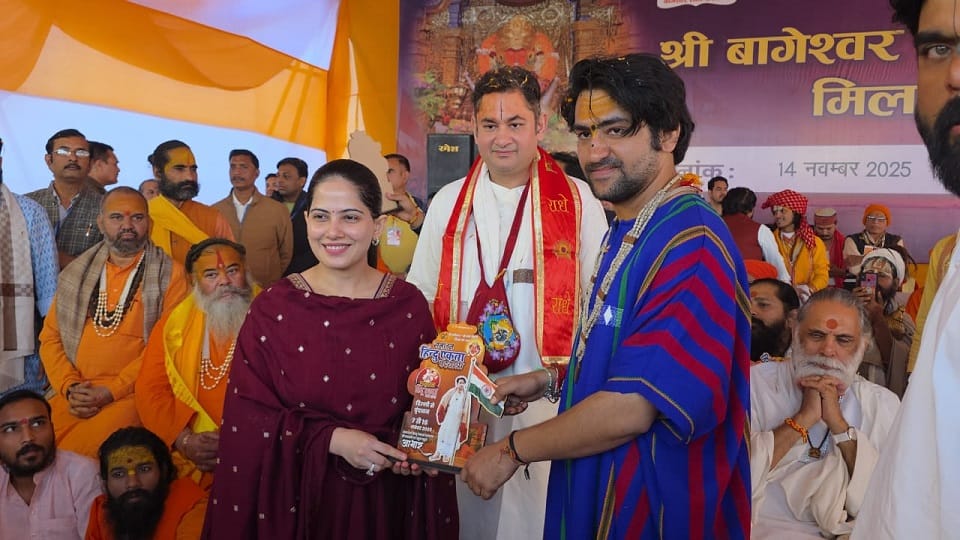 कथावाचक जया किशोरी का सम्मान करते पंडित धीरेंद्र शास्त्री।