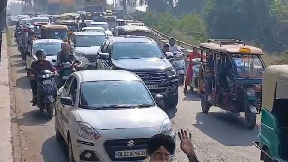 Delhi EV Registrations Jump 29%, Yet Petrol Vehicles Continue to Dominate Auto Market