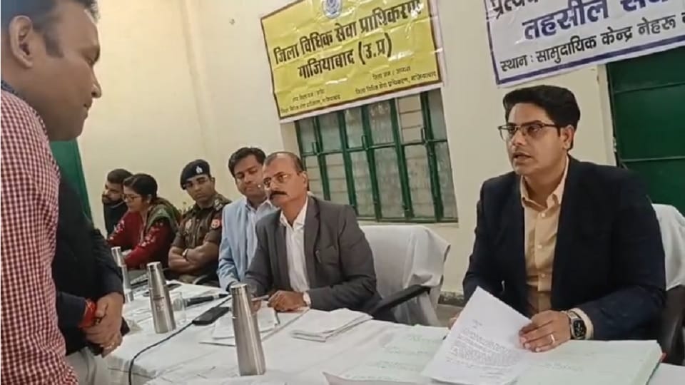 Divisional Commissioner reprimanded SDM and Tehsildar said samadhan diwas made a gimmick