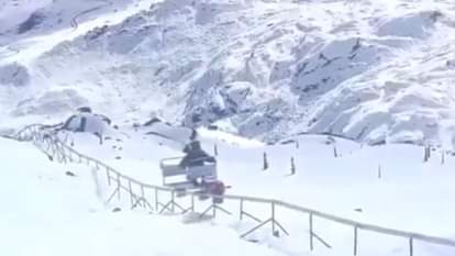 पहाड़ों के ऊपर चलती हुई मोनोरेल