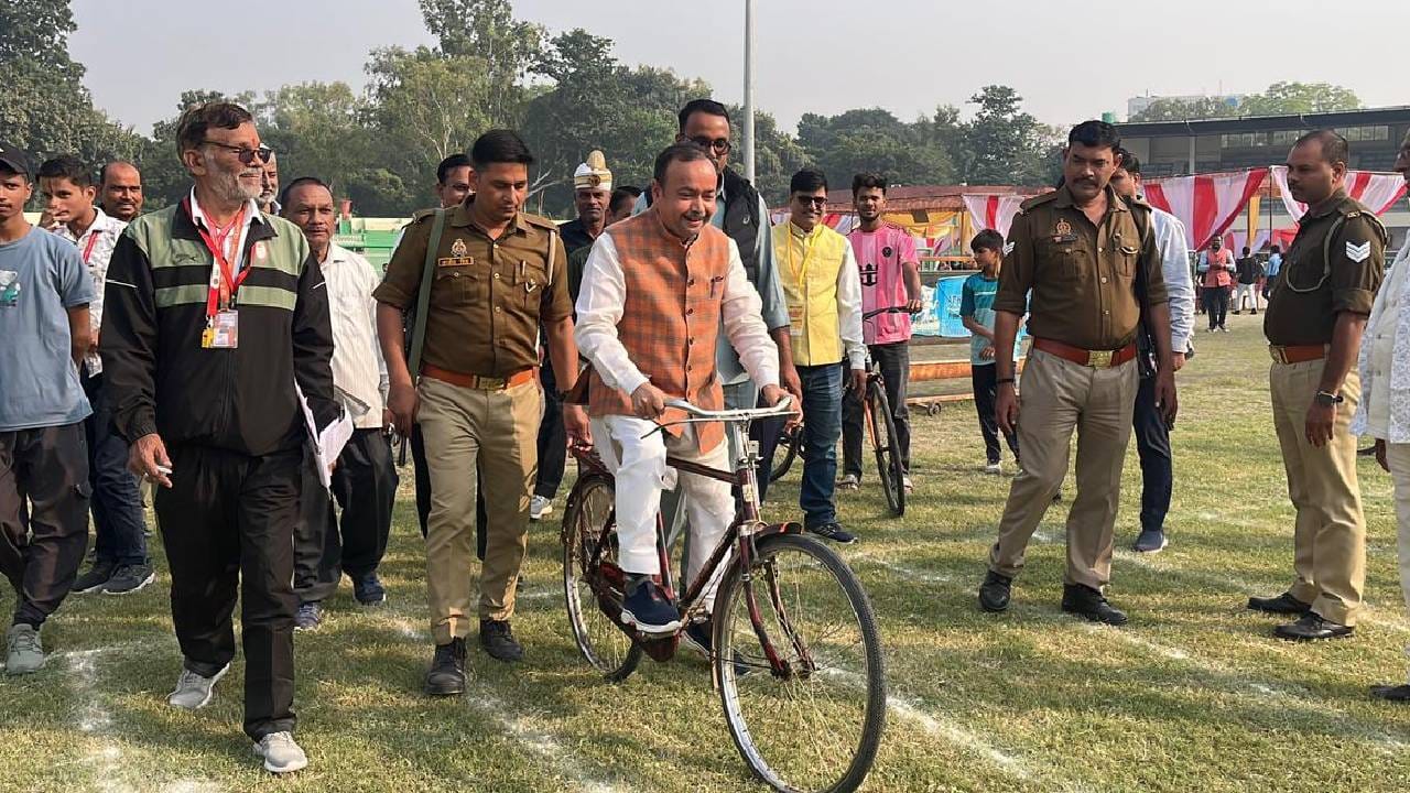 Forgotten Games-2025: Minister JPS Rathore rides a bicycle, Municipal Commissioner takes aim; see photos