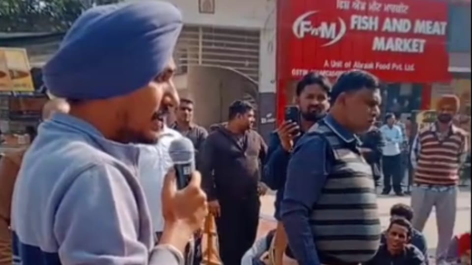 Shopkeepers in Jagraon block Barnala-Jalandhar highway incomplete construction of Kachha Malak Road
