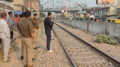 रेलवे पटरी की बाउंड्री के सहारे कूड़े के ढेर में मिला इंसान का हाथ