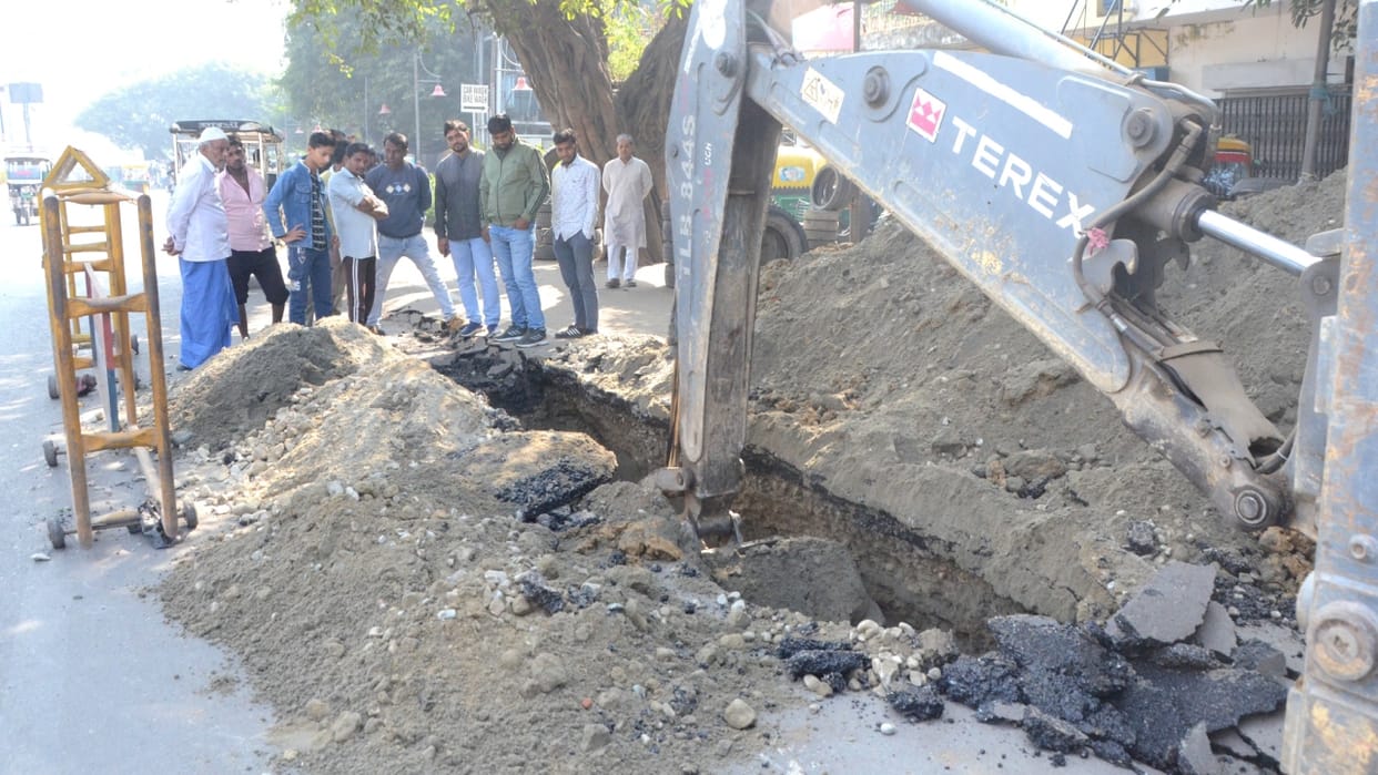 Municipal Corporation of Bareilly has started the work of filling potholes and repairing the roads